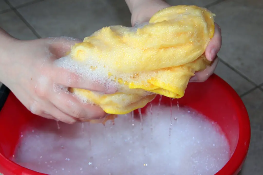 Misturar produtos de limpeza, como água sanitária com ácidos, pode liberar gás cloro e causar intoxicação grave. Precis…