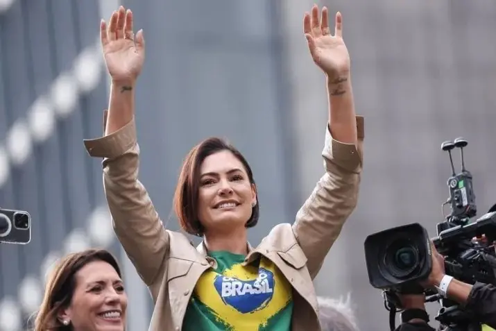 Michelle Bolsonaro foi internada no Hospital DF Star em Brasília por causa de uma enxaqueca refratária. Essa condição i…
