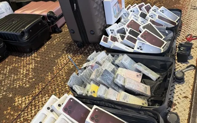 Foz do Iguaçu, no Paraná, teve apreensão de cerca de 30 iPhones 18 Pro Max e outros dez dispositivos eletrônicos, avali…