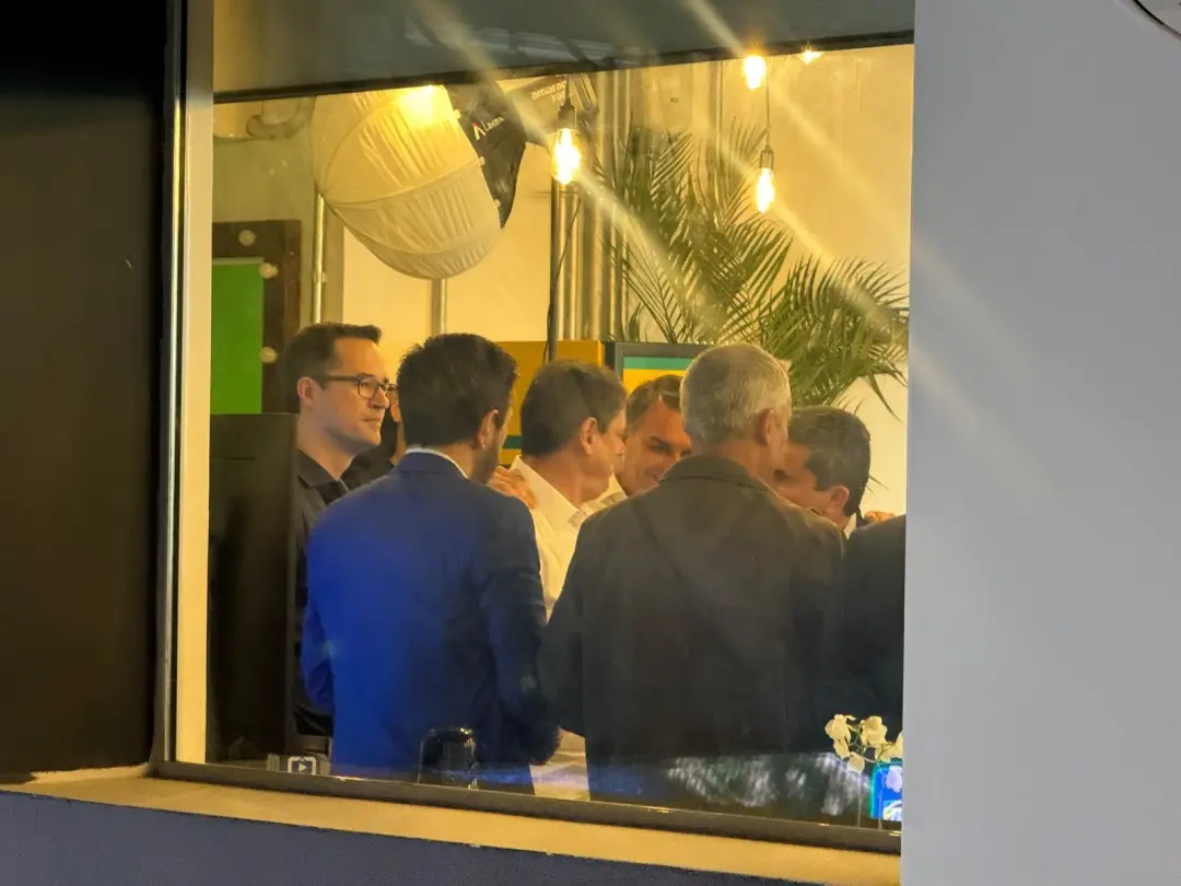 Flávio Bolsonaro começou uma superlive na TV Celular com aliados e candidatos ao Senado e governos. A exposição assim, …