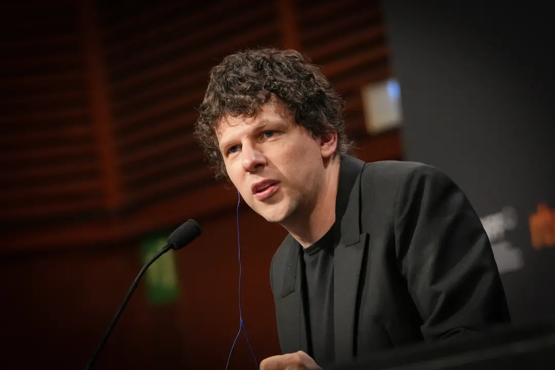 Jesse Eisenberg falou no San Sebastian Film Festival sobre The Debut, que usa a experiência dele no teatro comunitário.…