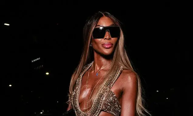 Naomi Campbell arrasou em um vestido metálico decotado no clube Twiga em Milão, durante a Semana de Moda. Um look poten…