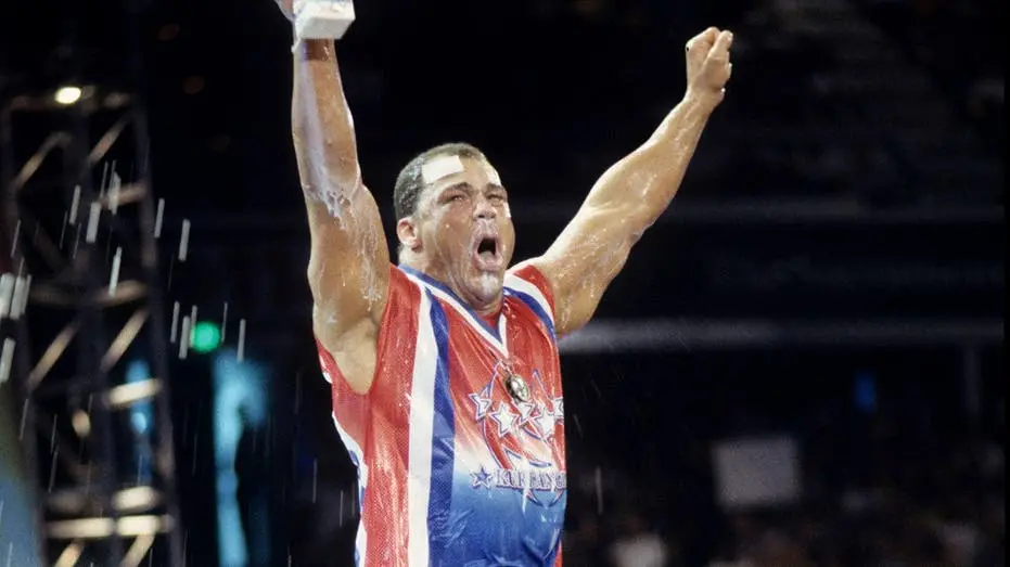 Kurt Angle revelou que o líquido usado no Milk-o-Mania da WWE em 2001 não era leite, mas sim corante alimentício. A ilu…