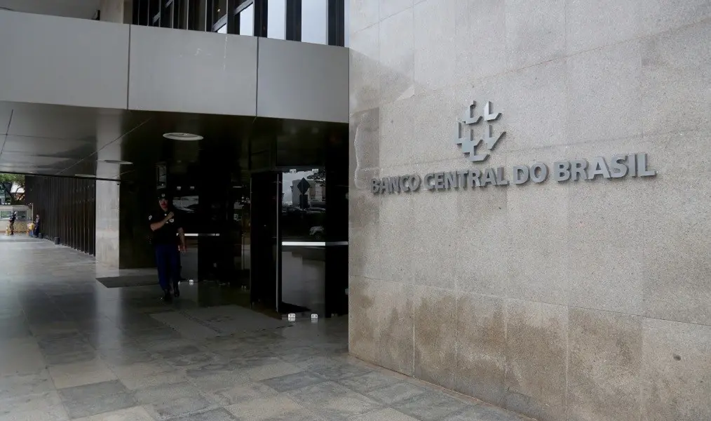 A taxa Selic caiu 0,25 ponto percentual, passando de 14% para 13,75%, pela Ata do Copom. A queda não foi maior porque a…