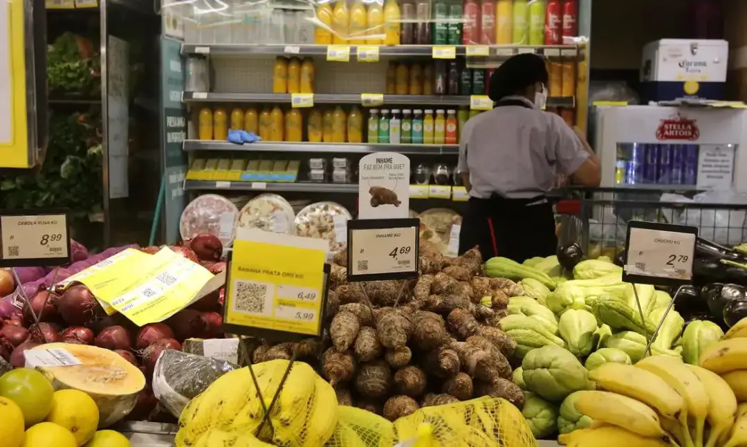 Inflação de alimentos afeta 44,2% das famílias brasileiras, o principal problema no orçamento. Isso mostra como o custo…