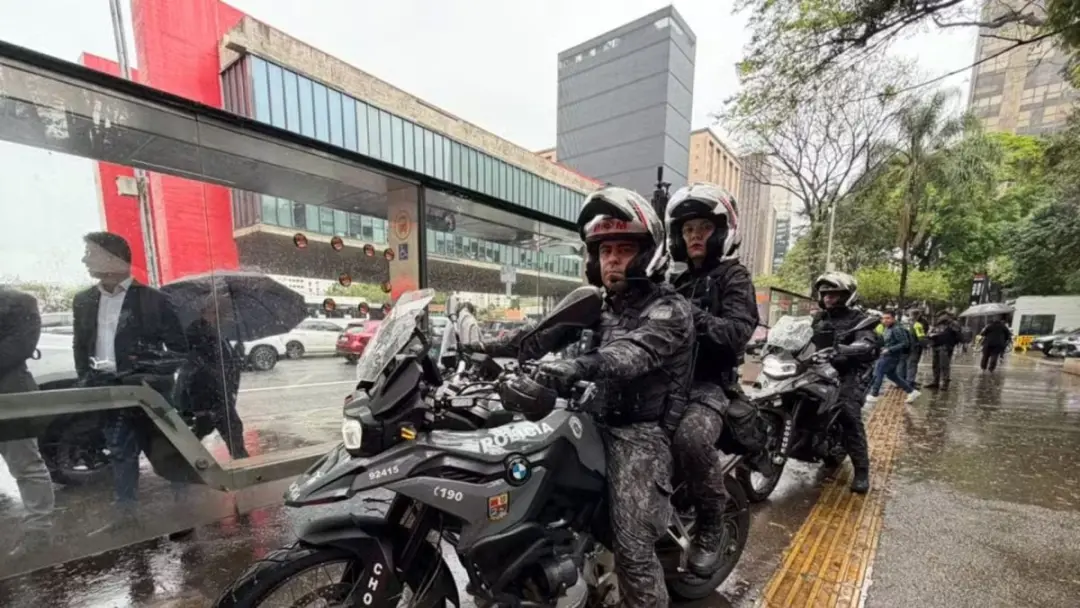 Batalhão BRAvO com duplas em motos e fuzis começou a operar na capital paulista. A estratégia mira roubos e furtos de c…