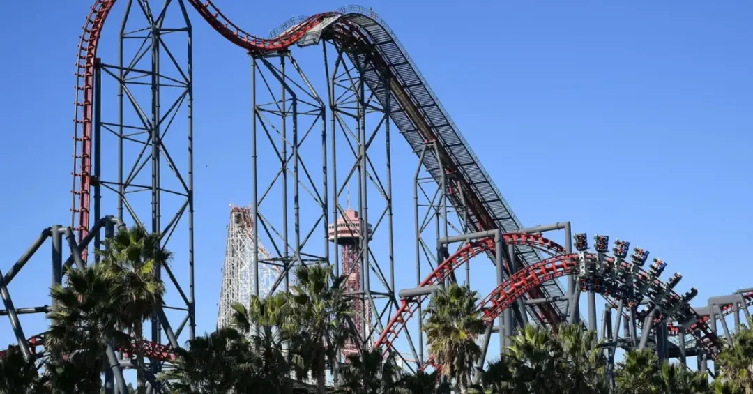 Mais de 100 pessoas tiveram lesões cerebrais na montanha-russa X2 em Six Flags Magic Mountain, Califórnia. Advogados ap…