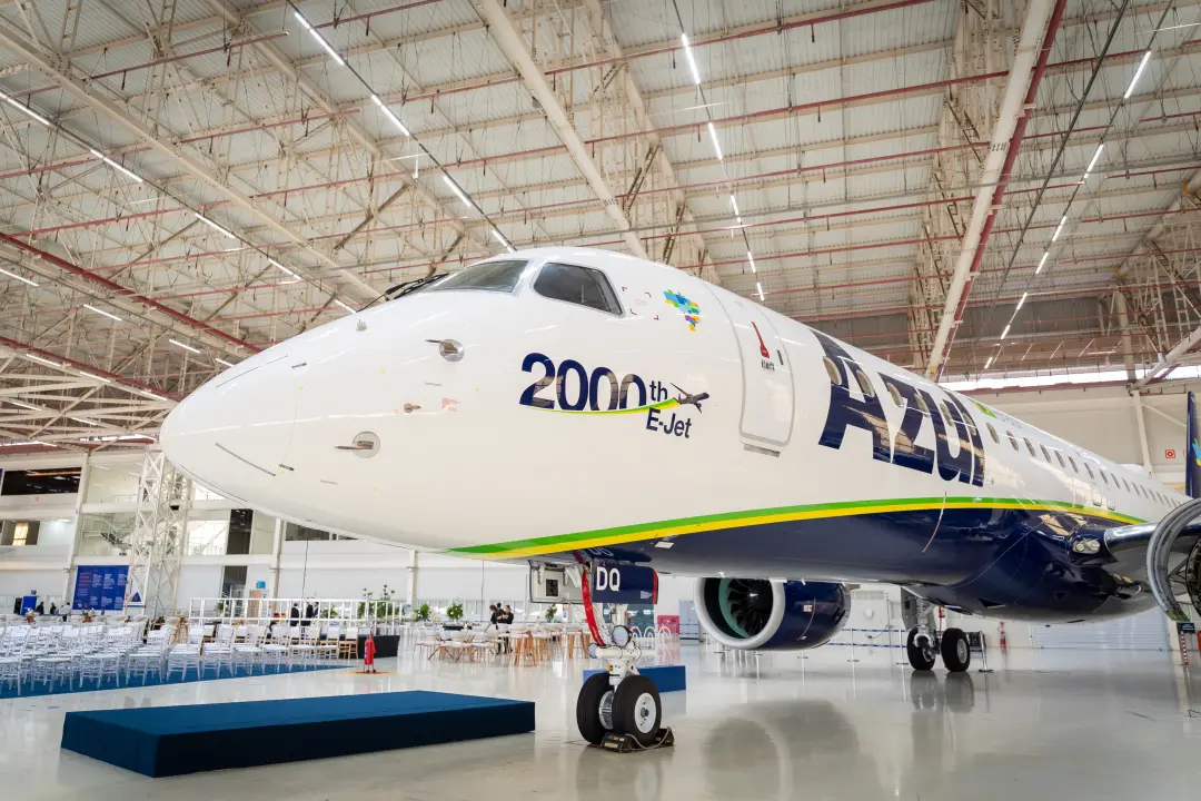 80 voos da Azul foram cancelados por falha no GPS da Embraer E195-E2. Isso afeta 8 mil passageiros, gerando atrasos e p…