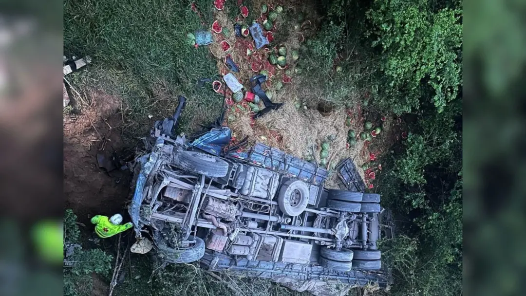 Caminhão com melancia tombou de ponte na BR-153, entre Nova Granada e Icém, deixando o motorista preso às ferragens. É …