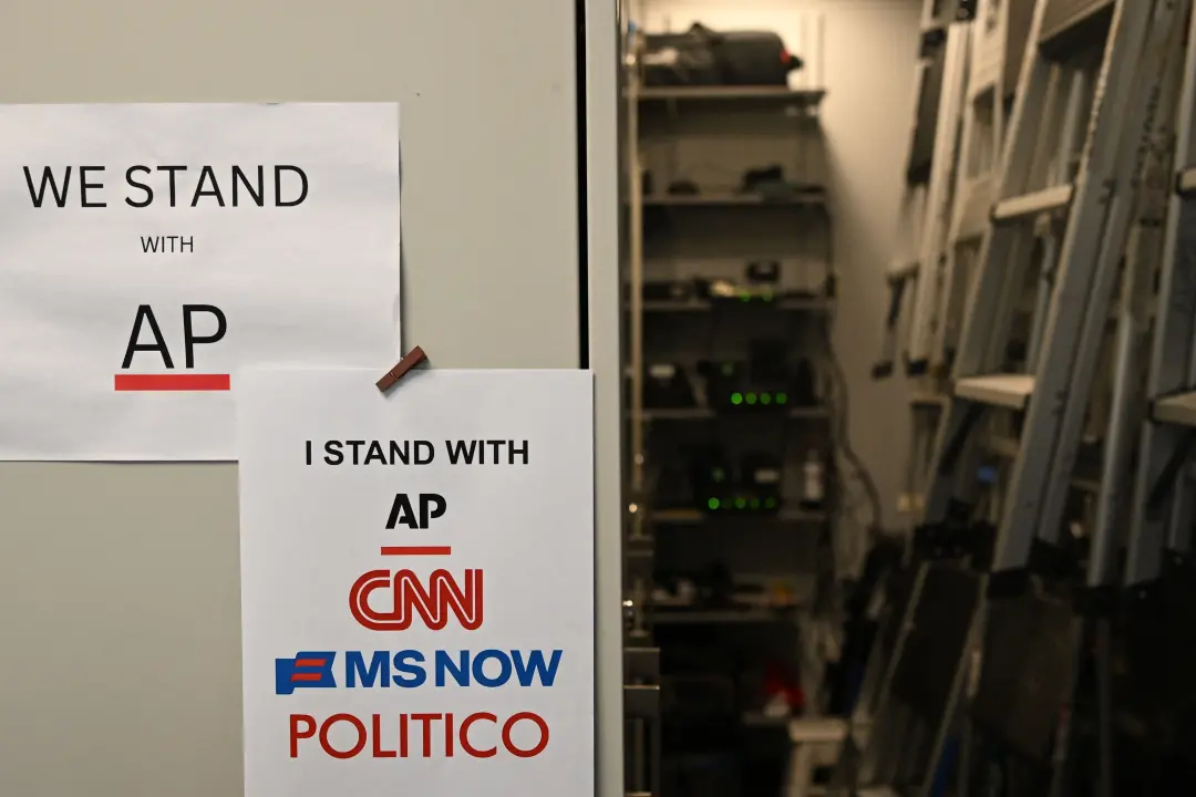 Casa Branca defende que acesso é privilégio, e não direito, barrando jornalistas da CNN, MS Now e Politico. Alegam que …