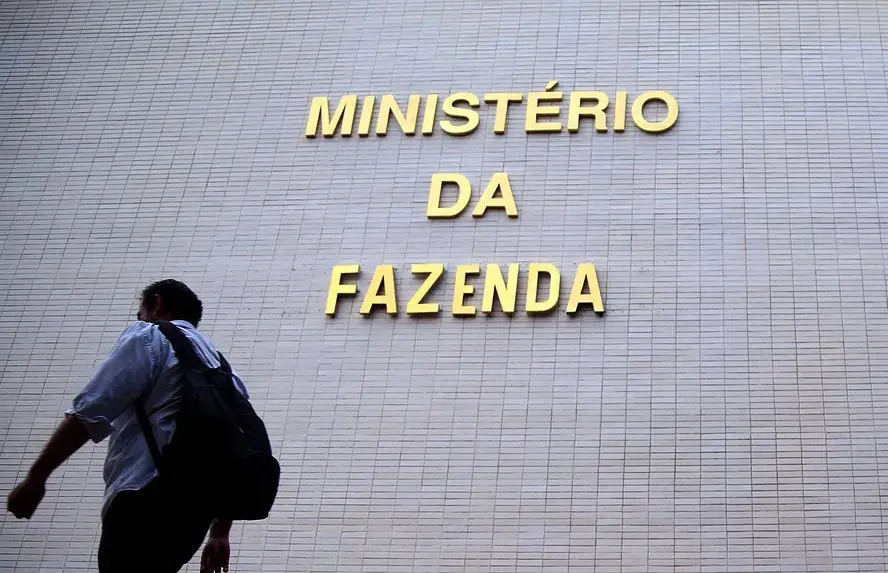 O Ministério da Fazenda diz que o aperto das famílias é por causa das modalidades caras de crédito, como o rotativo do …