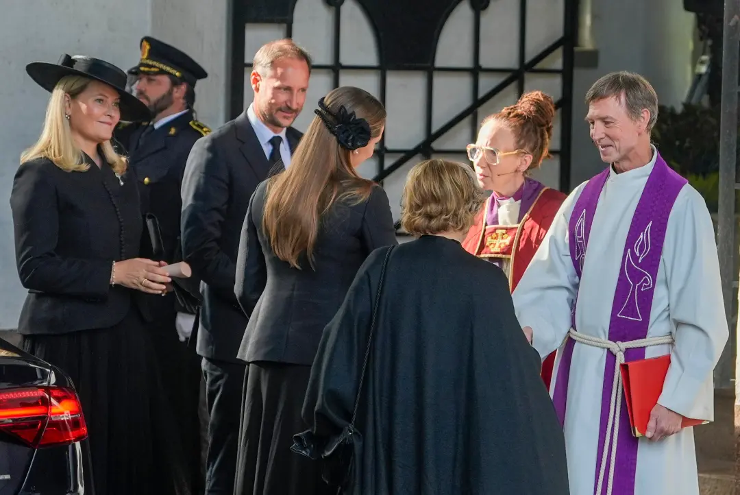 Princesa Astrid, irmã do Rei Harald, faleceu aos 94 anos. A família real noruega vestiu de preto para a despedida, depo…