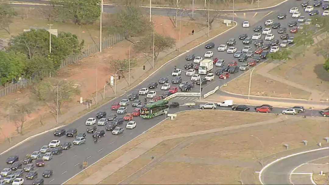 Semáforos do Eixo Monumental estão desligados desde terça-feira devido a alagamento em estação transformadora. Isso for…