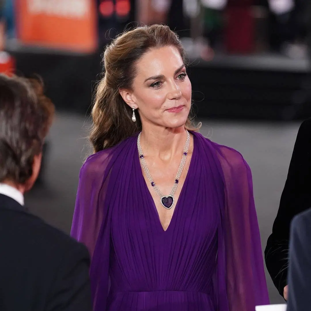 Kate Middleton foi pega desprevenida no tapete vermelho quando o vestido de baile dela foi pisado acidentalmente. É um …