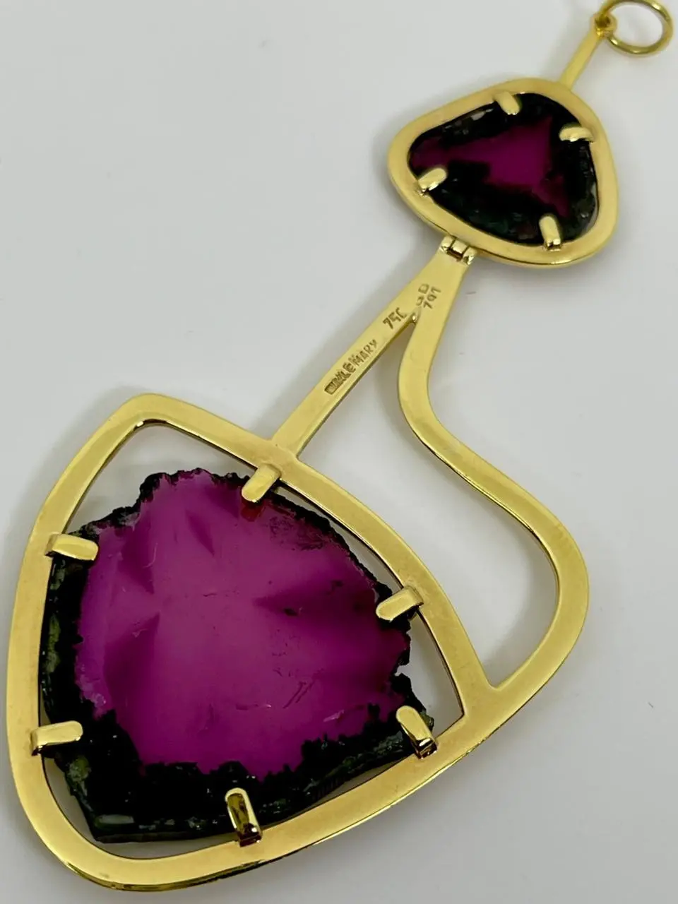 Pingente de Haroldo Burle Marx, em ouro 18k e turmalina bicolor, vai a leilão com lance mínimo de 70 mil reais. Valor a…