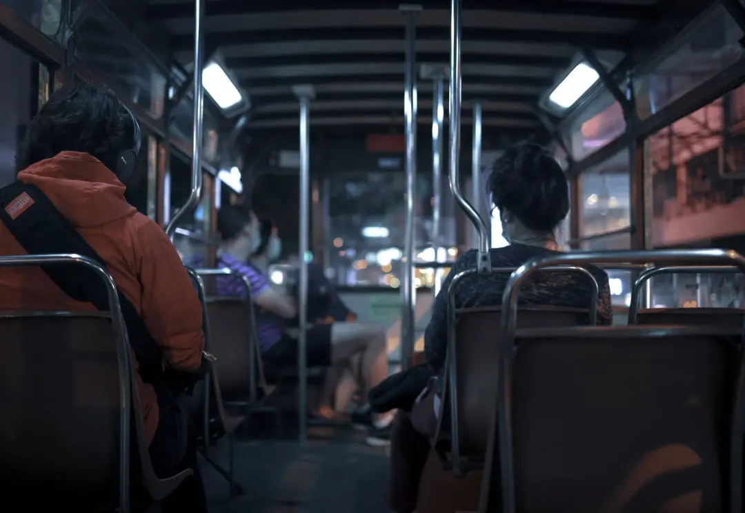Cingapura estabeleceu multas de até R$ 20 mil por atos inadequados no ônibus, tipo falar muito alto ou sujar o veículo.…