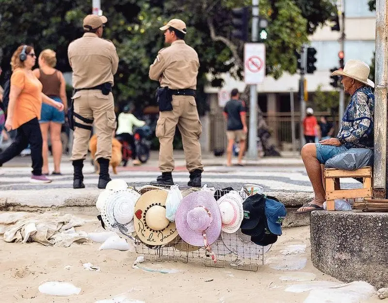 Mais de cem vendedores migrando do calçadão para a faixa de areia em Copacabana, dois meses depois do Tolerância Zero. …