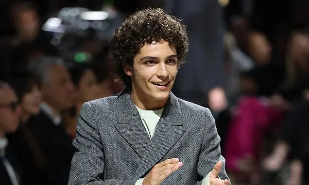 Levi McConaughey fez sua estreia na passarela da Vogue World em Milão na terça-feira. Acho que a confiança dele reflete…