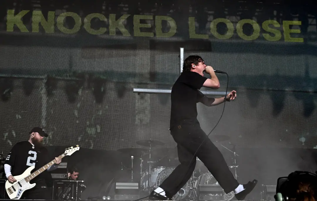Jamie Ulshoffer ficou paralisada das costas depois de um homem cair de uma árvore durante show do Knocked Loose no fest…