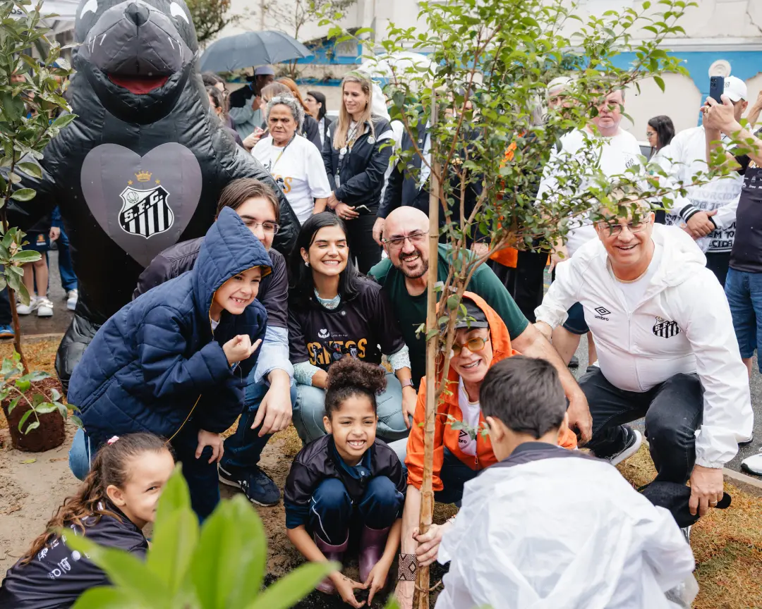 Inauguração de uma praça verde na Vila Belmiro, Santos, com ações do Instituto Leão do Mar. É bom ver o clube se conect…