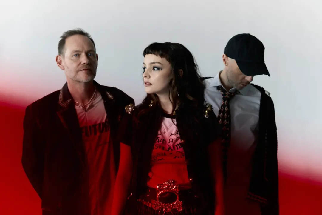 Chvrches retornou com a faixa Roses, com um tom politizado, depois do disco Screen Violence de 2021. A música toca em u…