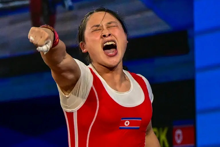 Nagoya recebeu um recorde mundial de Ri Song Gum, levantando 121kg no clean and jerk e totalizando 215kg na categoria f…