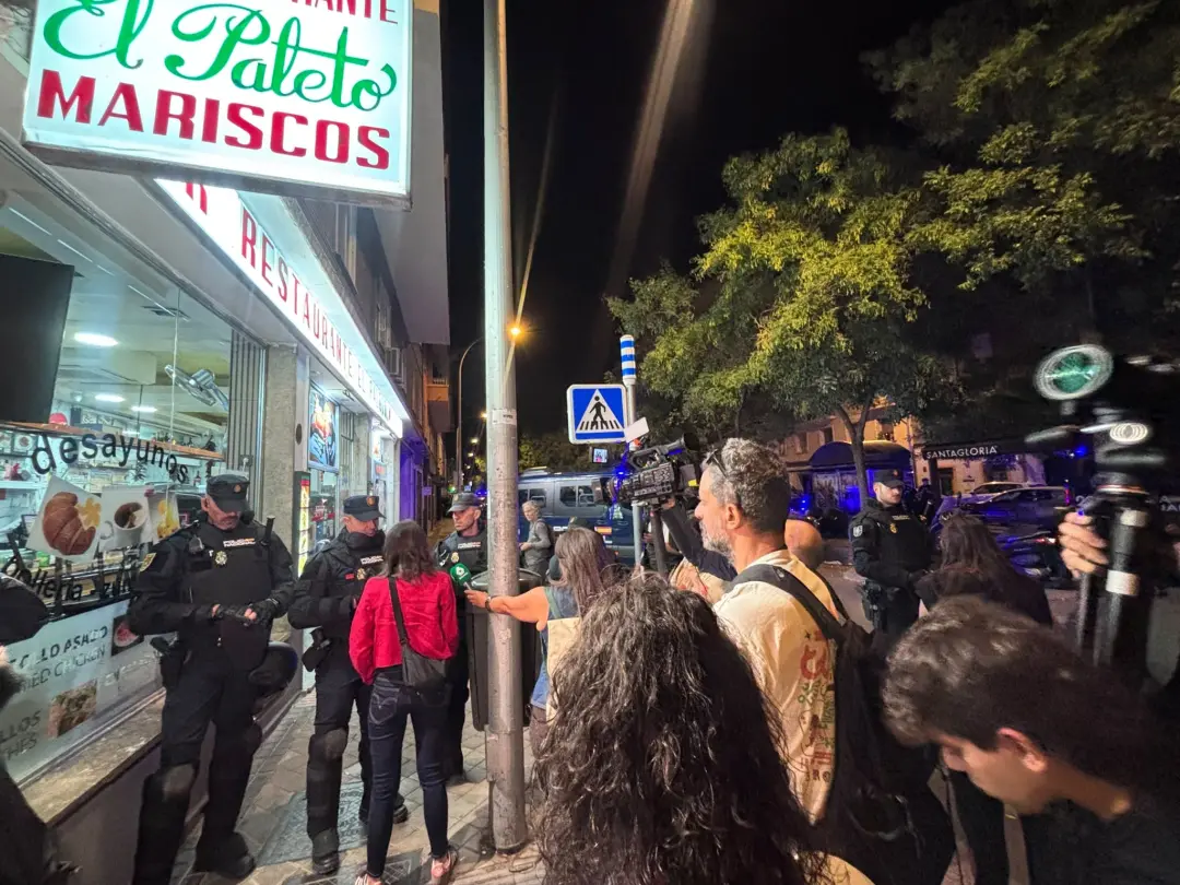 Em Madrid, centenas de ativistas estiveram junto a Maricarmen, de 87 anos, para tentar impedir seu quarto despejo na ru…