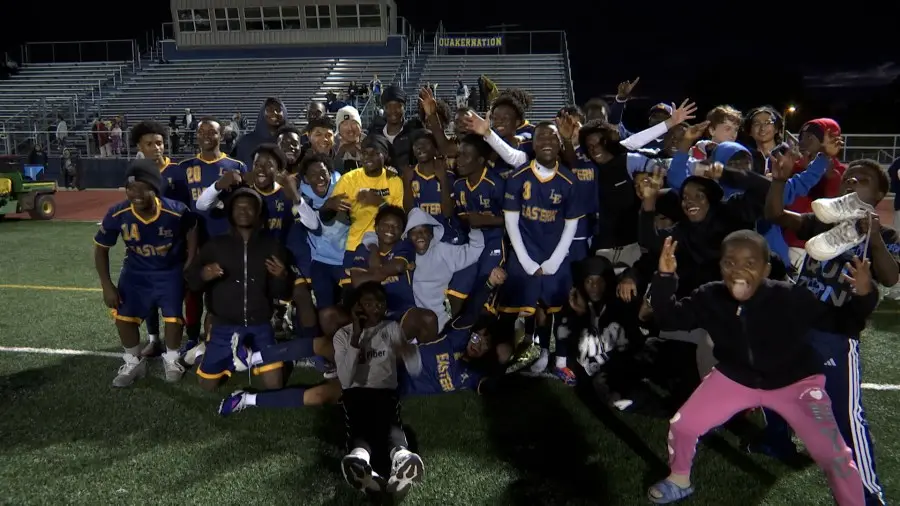Lansing Eastern ganhou o título da liga de futebol masculino, vencendo o St. Johns por 8 a 0. A conquista, depois de an…