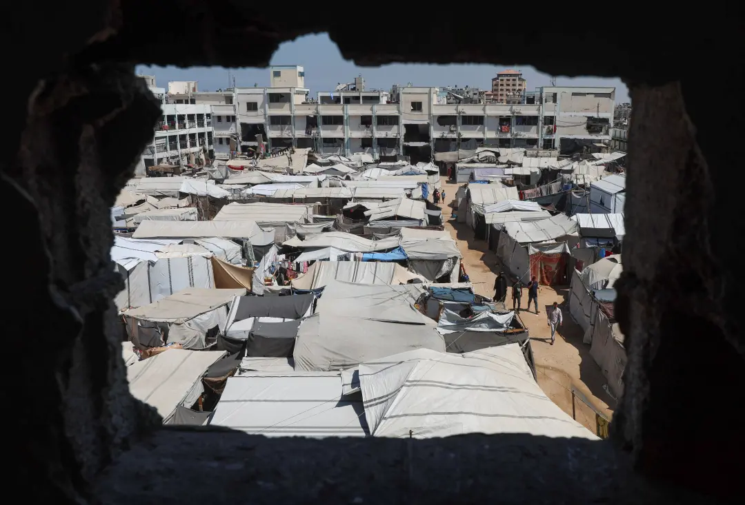 Em Al Mawasi, no sul da Faixa de Gaza, Dalal S. relata que em um campo de deslocados, não cabe mais ninguém, estando ro…