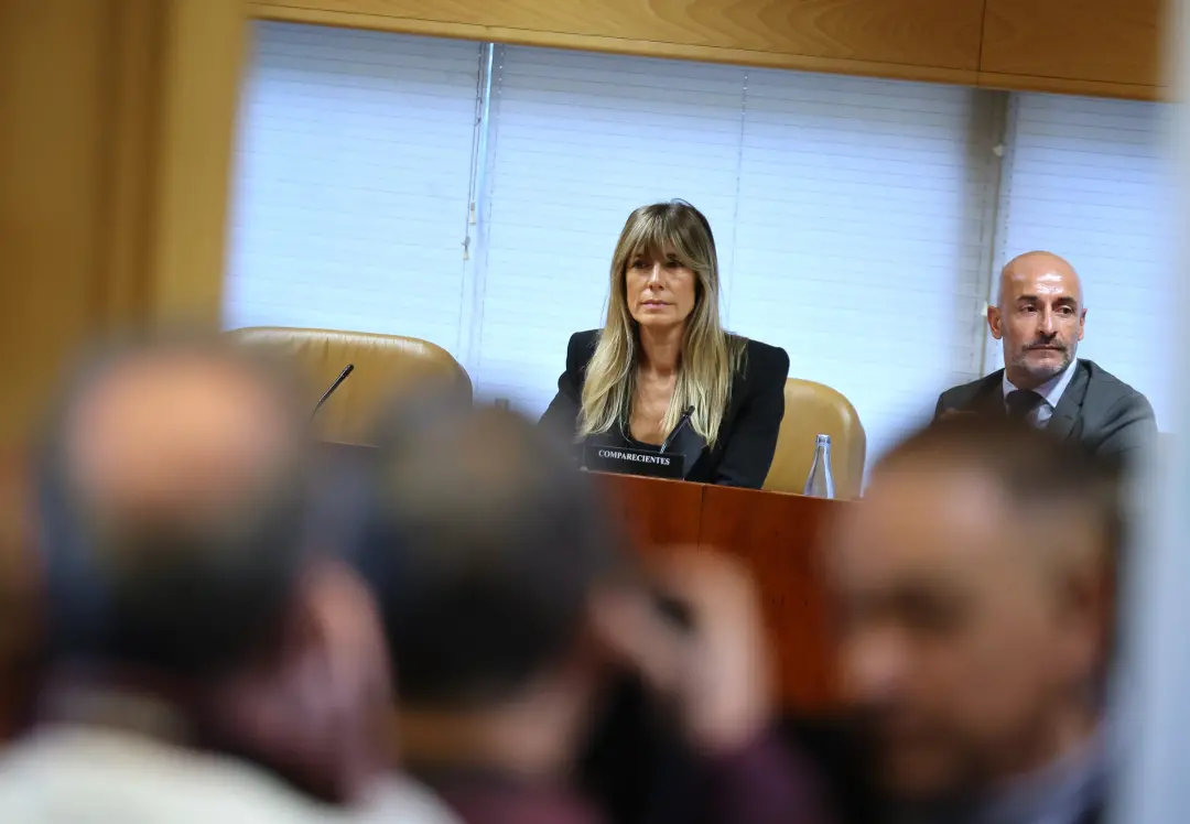 Nove cidadãos sorteados serão os jurados para julgar Begoña Gómez, esposa do presidente do Governo. Essa seleção feita …