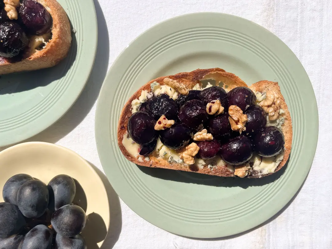 Uvas salteadas com queso azul e nozes na tostada. A receita realça o dulzor da uva com um fio de vinagre de Jerez, tran…