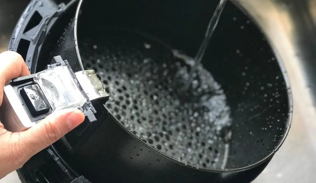 Air fryer acumula gordura e resíduos rapidamente, exigindo rotina de limpeza para não afetar o cozimento ou gerar fumaç…
