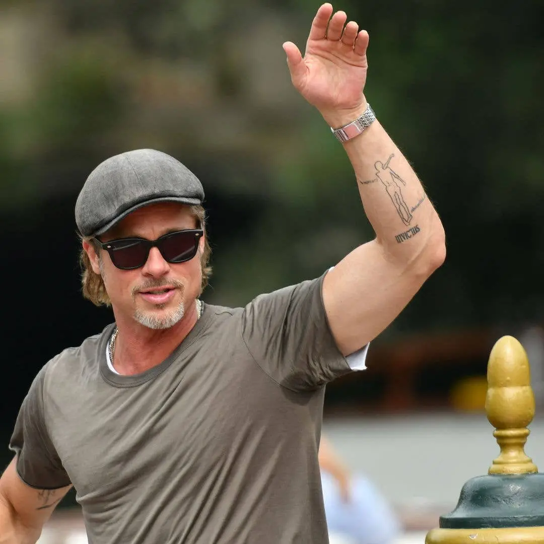 Brad Pitt e a tatuagem no antebraço com inscrição em latim chama a atenção por sua ligação com algo de 5300 anos. Ver e…