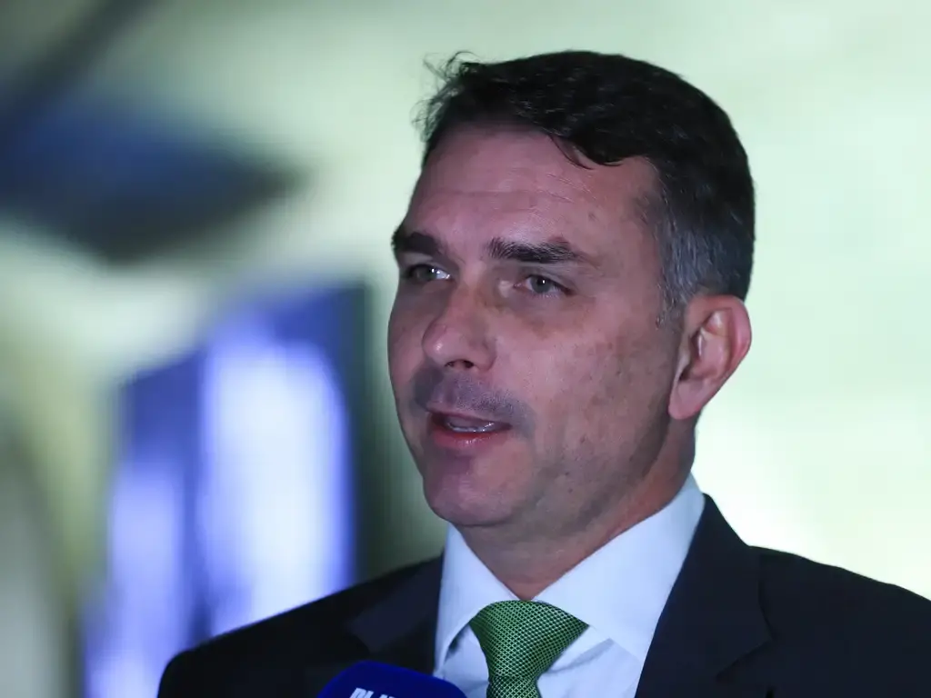 TSE manda a Meta retirar links de venda em perfis ligados a Flávio Bolsonaro, pois 500 contas usaram o Instagram pra di…