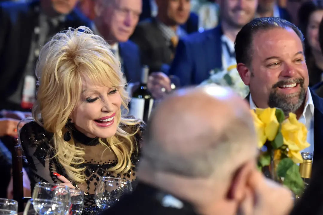 Dolly Parton, a cantora, teve um primo expulso do cargo de segurança após o gerente dele abrir uma ordem de restrição p…