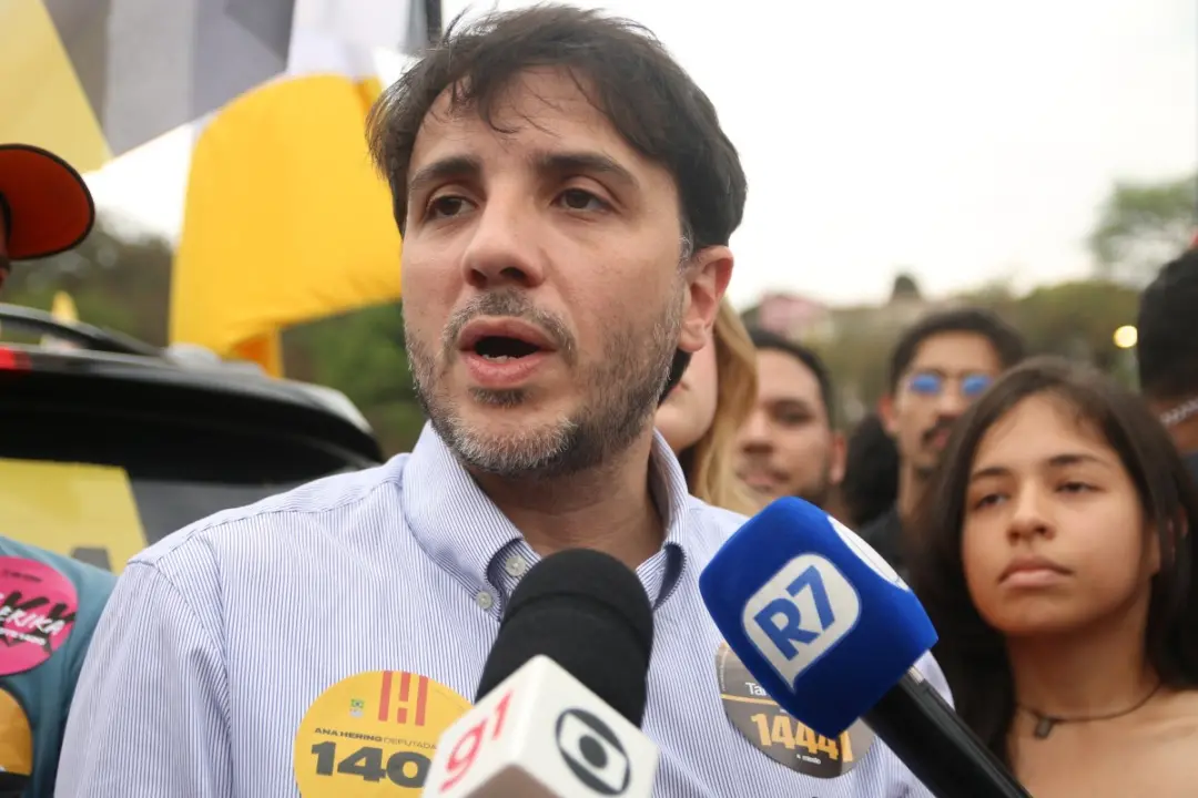 Renan Santos disse que vê risco de interferência de Donald Trump nas eleições brasileiras. A ideia de alinhamento autom…