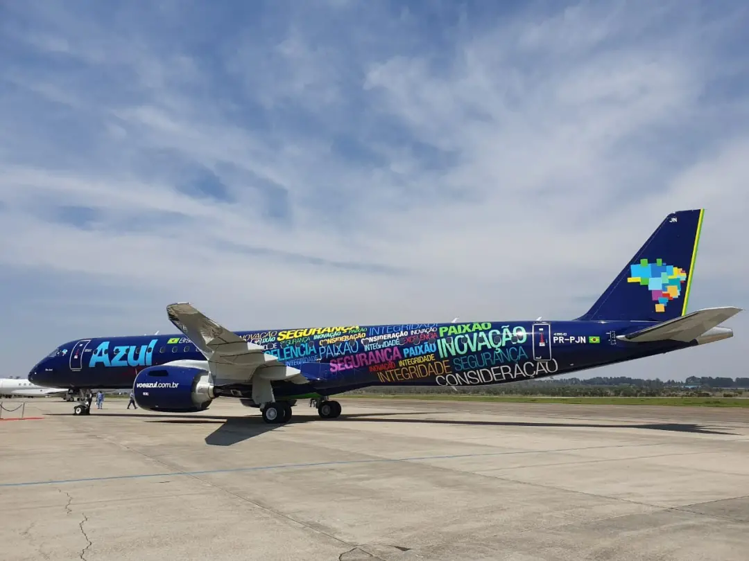 Instabilidade no GPS afeta voos da Azul usando aviões Embraer E2. Ajustes na malha e nos horários vêm por precaução, co…