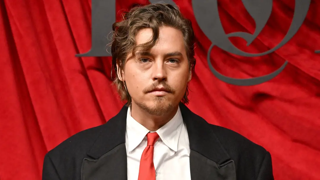 Cole Sprouse está em uma nova comedia dramatica chamada Wake, onde ele interpreta Cade, um dos quatro irmãos que se ree…