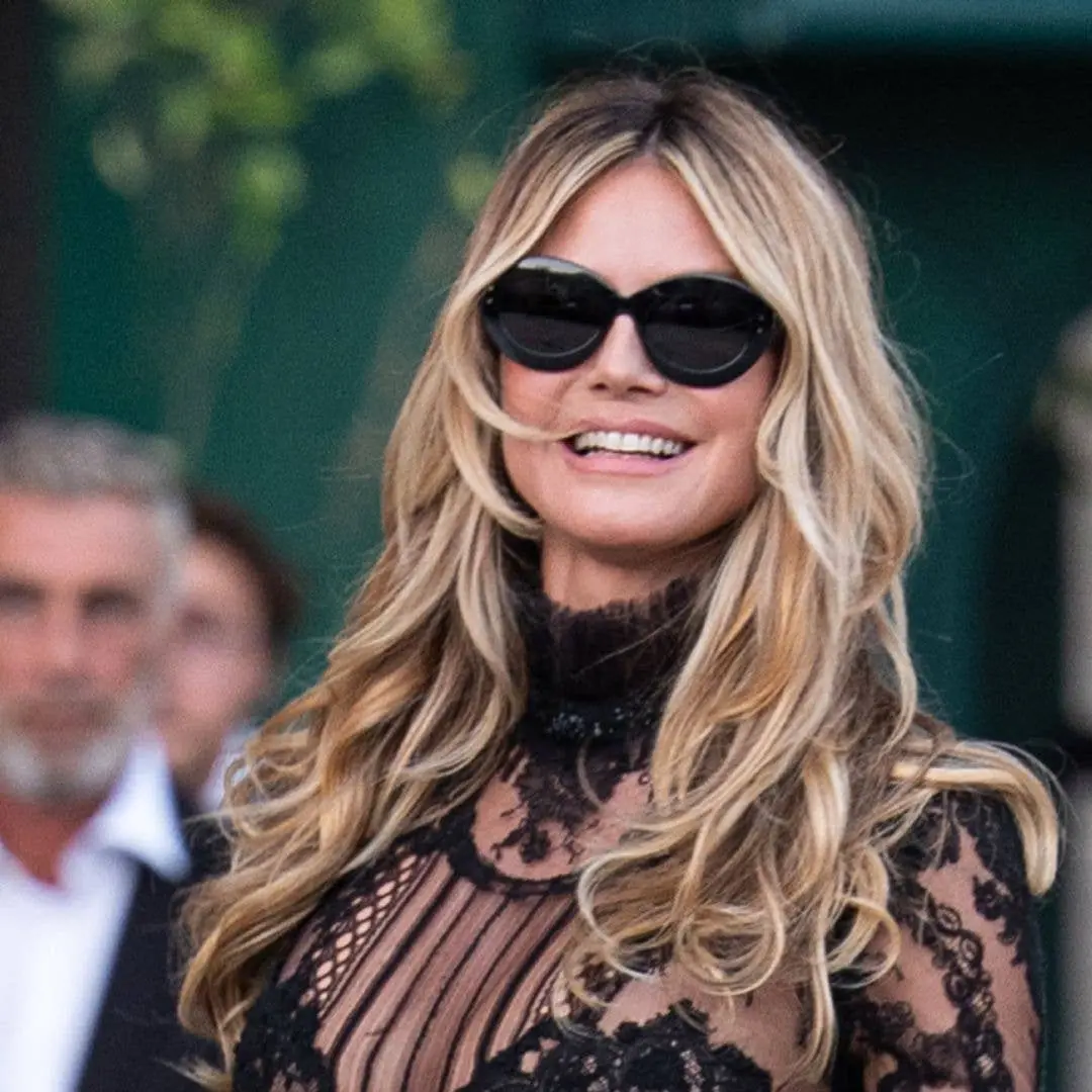 Heidi Klum arrasou em um vestido quase nu na festa Vogue World em Milão. Achei o look bem ousado, mas combina com o cli…