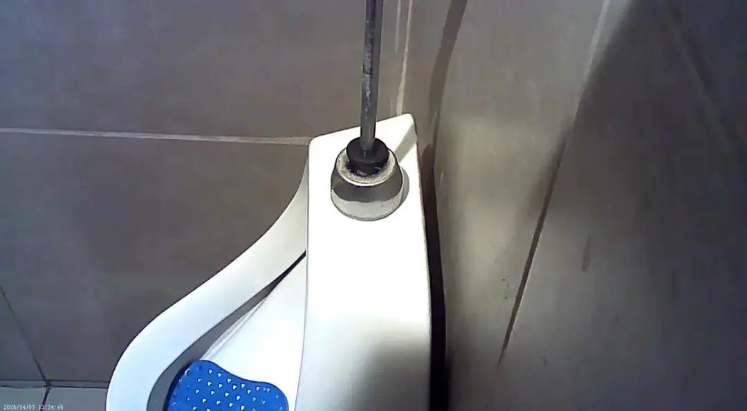 Um bancário é investigado por instalar câmera escondida em mictório de academia em Goiânia. Isso mostra o nível de desc…
