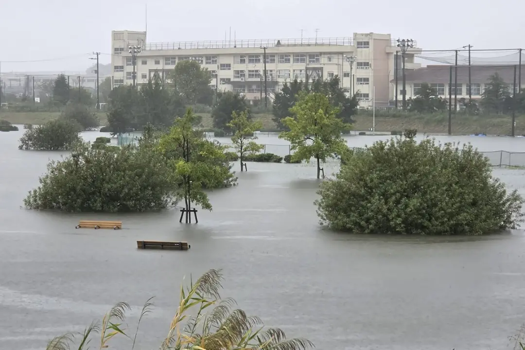 Sete mortos e cinquenta e oito mil casas sem energia no Japão por causa do tufão Dujuan. As inundações e deslizamentos …
