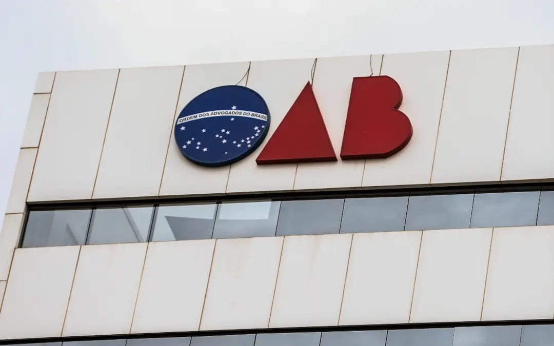 Lei altera o Estatuto da Advocacia e cria 7 cargos na diretoria da OAB Nacional. Muda o núcleo executivo e permite dire…