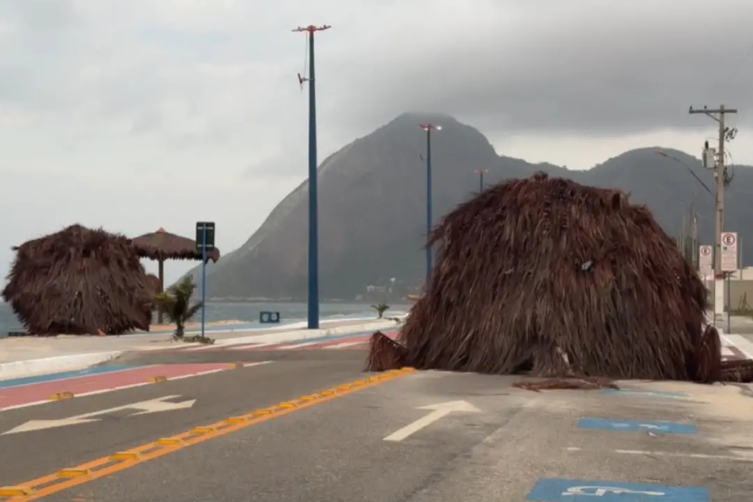 Ventos de até 46 km/h atingiram Maricá, danificando parte do vidro do teto de um colégio no Centro e arrastando sombrei…