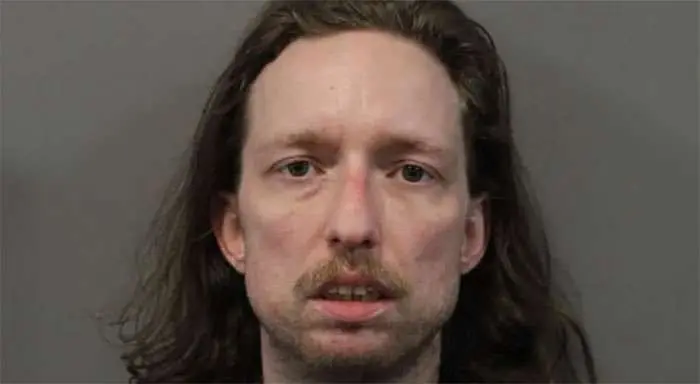 Montgomery County, EUA: um juiz determinou que Brady Ebert, guitarrista do Turnstile, é incompetente para julgamento em…