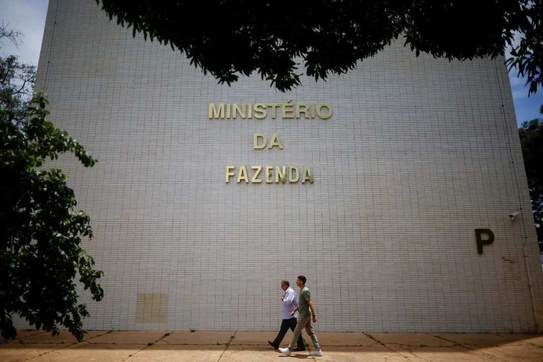Cartão e cheque especial pesam no bolso, com o rotativo chegando perto de 436% ao ano, segundo o Ministério da Fazenda.…
