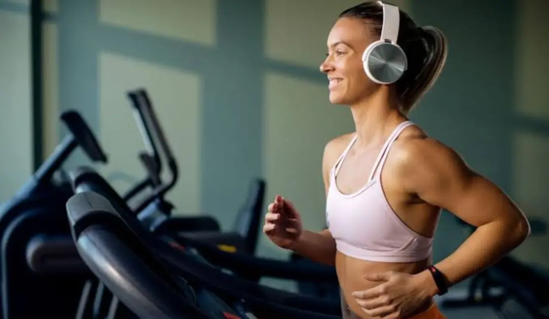 64% dos brasileiros escutam música ao treinar, segundo um estudo com 500 adultos. A música torna o exercício mais praze…