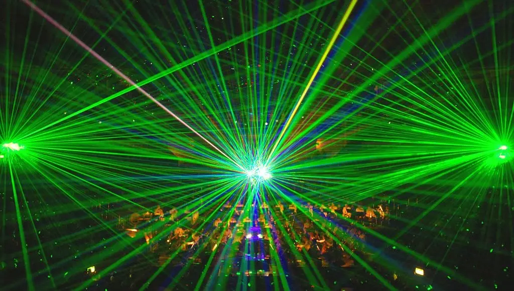 Imagens flutuando dentro de vidro sólido com gravação a laser 3D. Parece mágica, mas a física explica como o detalhe ap…