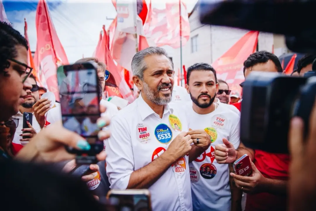 70 mil novas casas prometidas para cearenses caso Elmano de Freitas seja reeleito, em caminhada no Poço da Draga, em Fo…