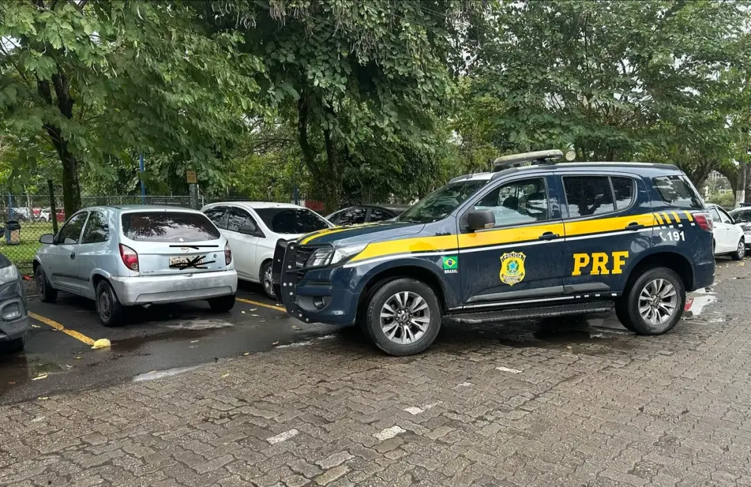 Na Via Dutra, em Resende, a PRF prendeu motorista de 46 anos por usar carro furtado com identificação adulterada. Compr…