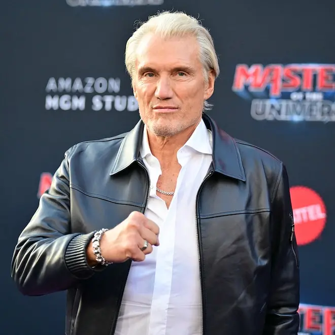 Dolph Lundgren, astro de Rocky IV, falou sobre a exaustão na batalha contra o câncer. Essa jornada de dez anos mostra q…